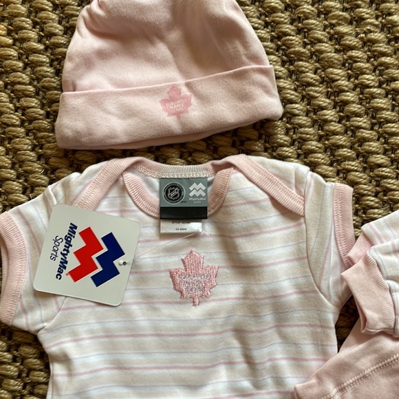 ⭐️SET OF 4⭐️ NHL Newborn Girl’s Toronto Maple Leafs Set. 0-3M - Picture 2 of 5